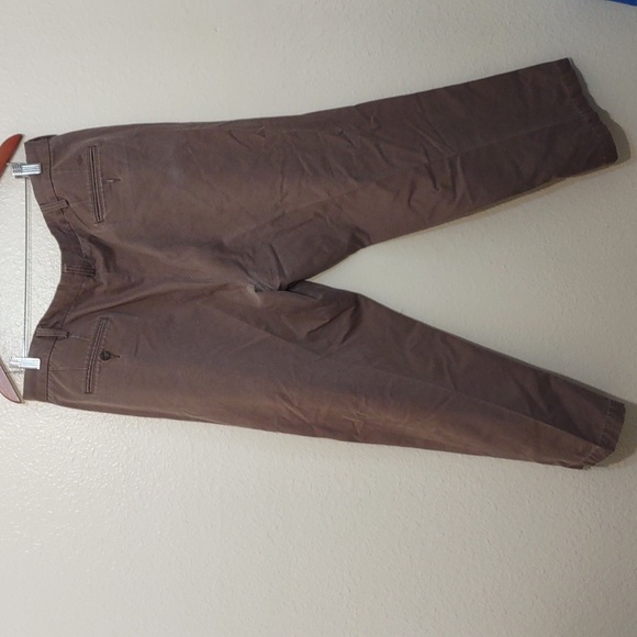 USED DOCKERS SIZE W40 L29 RELAXED FIT HAS BLEACH STAIN AS SEEN IN PHOTOS - Picture 6 of 9